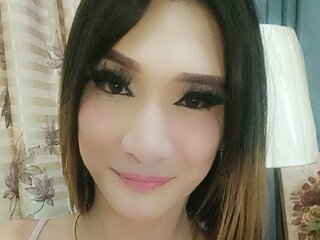 AleeraFox shows cam